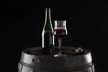Lambrusco grasparossa köpük ve şişeyle bardağa döküldü.