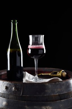 Lambrusco grasparossa köpük ve şişeyle bardağa döküldü.