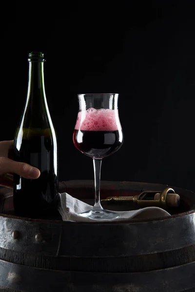 Lambrusco Grasparossa Derramado Vidro Com Espuma Garrafa — Fotografia de Stock