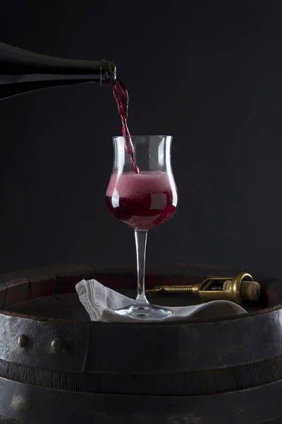 Lambrusco grasparossa köpük ve şişeyle bardağa döküldü.