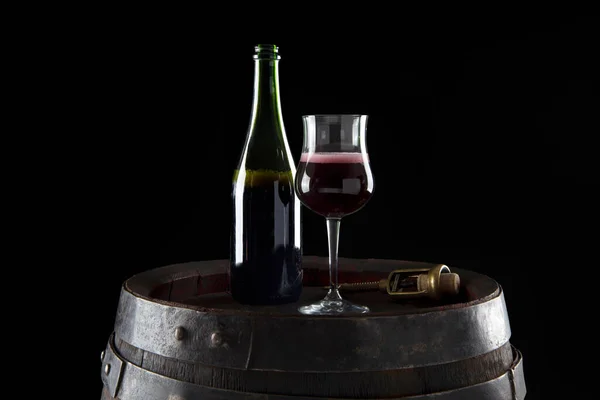 Lambrusco grasparossa köpük ve şişeyle bardağa döküldü.