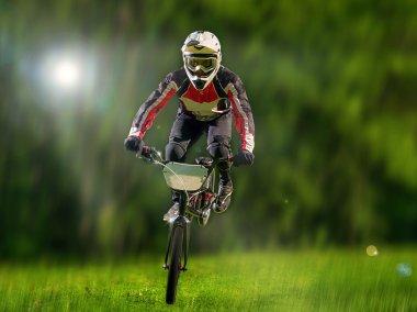Arka plan ağaç üzerinde genç bmx Bisiklet binici