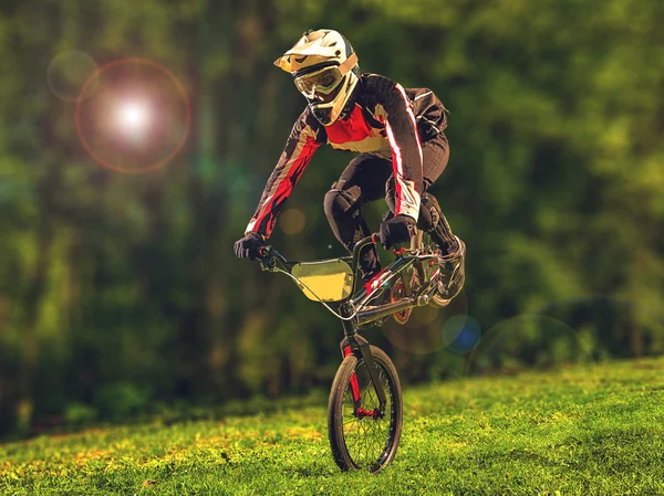 Homem equitação bmx bicicleta realizando um truque — Fotografia de Stock