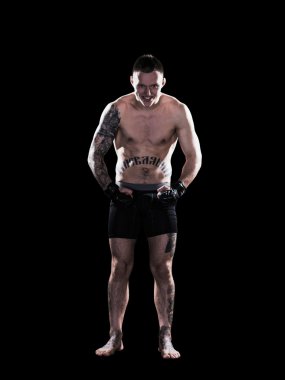 MMA savaşçı yumruk kadar savaşmaya hazır siyah arka plan