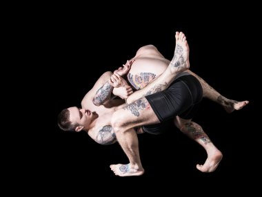 Rakibi tutmuyor ve atma güçlü Mma savaşçı yumruklar