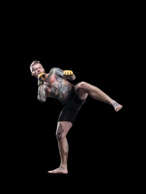 Yüksek tekme siyah arka plan üzerine hazırlanan güçlü mma savaşçı