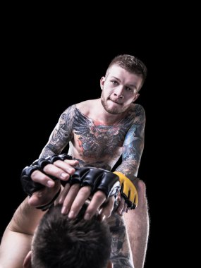 Rakibi tutmuyor ve atma güçlü Mma savaşçı yumruklar