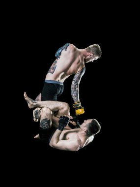 Siyah arka plan üzerine mücadele karışık dövüş sanatçıları