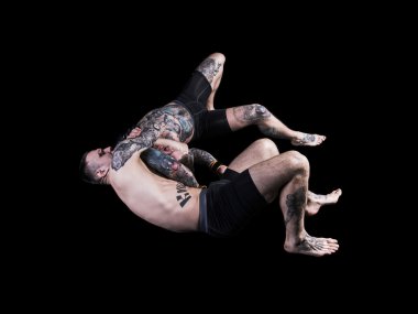 Siyah arka plan üzerine mücadele karışık dövüş sanatçıları