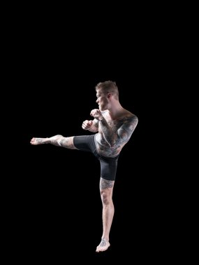 Yüksek tekme siyah arka plan üzerine hazırlanan güçlü mma savaşçı