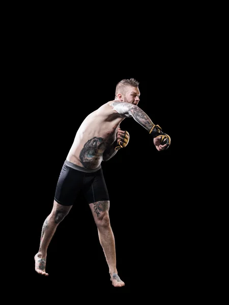 Μαχητής MMA εξάσκηση διάτρησης σε μαύρο φόντο — Φωτογραφία Αρχείου