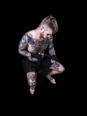 MMA Fighter egzersiz Için bandaj hazırlanıyor izole