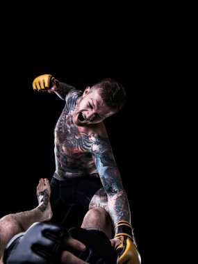 agresif mma savaşçı Delme rakibi yere