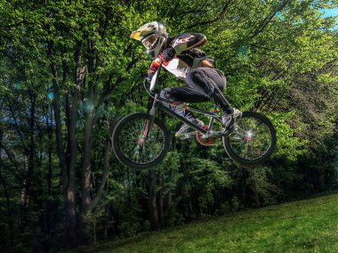 Arka plan ağaç üzerinde genç bmx Bisiklet binici