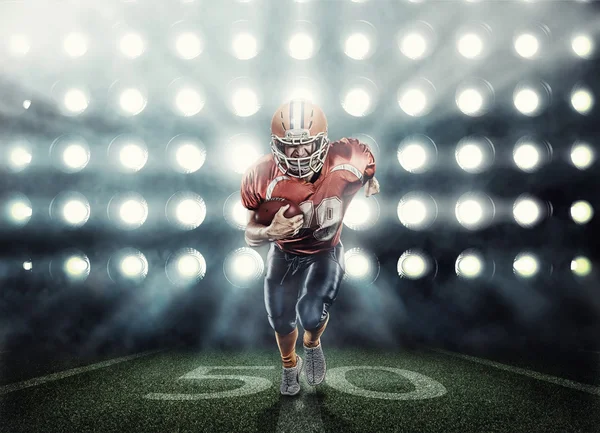 Amerikan futbolu oyuncusu tarafından projektörler aydınlatılmış kırmızı üniforma