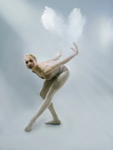 Krásu tanečnice tančí s moukou — Stock fotografie