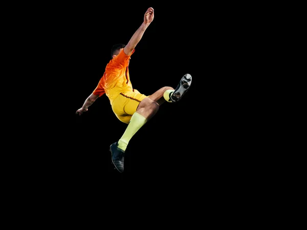 Profesionální fotbalista v červeném jednotná ve skoku, samostatný — Stock fotografie