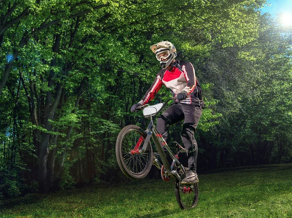 남자는 트릭을 수행 하는 bmx 자전거를 타고 — 스톡 사진