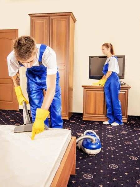 Equipo de limpieza en uniforme trabajando en habitación — Foto de Stock