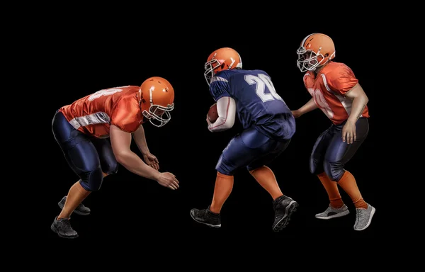 American football speler met bal tijdens concurrerende spel — Stockfoto