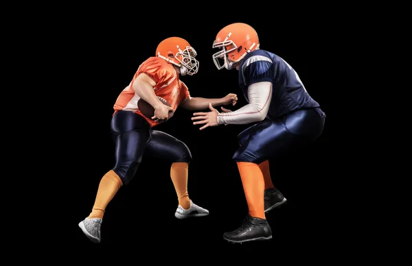 Professioneel american football spelers in actie op geïsoleerd met bal — Stockfoto