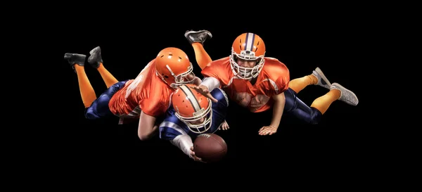 Genç Amerikalı futbolcuların içinde hareket izole topu ile — Stok fotoğraf