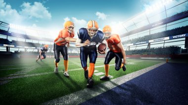 Yeşil çimenlerin üzerinde güçlü Amerikan futbol oyuncuları