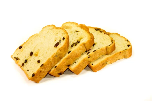Нарізаний родзинки хліб на білому тлі — стокове фото