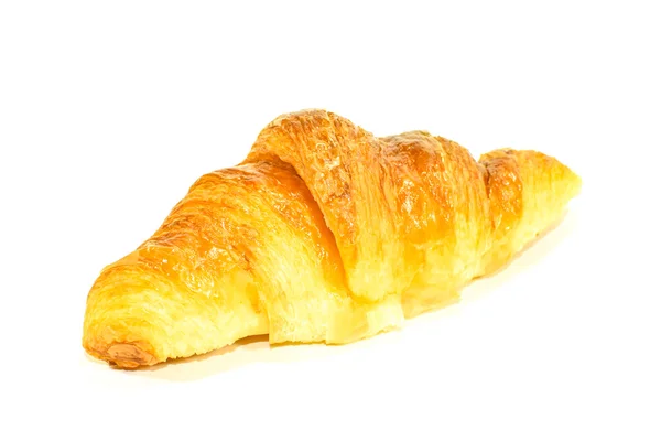 Beyaz arka planda taze kruvasan.