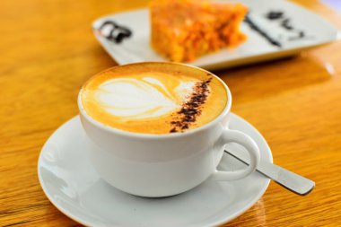 sıcak fincan cappucino ve kek.