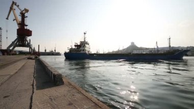 Kalkış kargo gemisi.