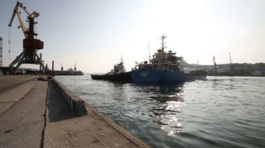 Kalkış kargo gemisi.