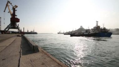 Kalkış kargo gemisi.