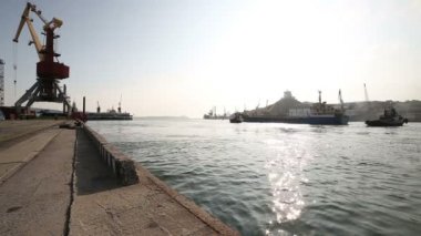 Kalkış kargo gemisi.