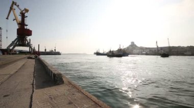 Kalkış kargo gemisi.