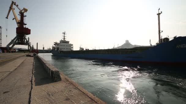 Departure cargo ship, time lapce — Stock Video