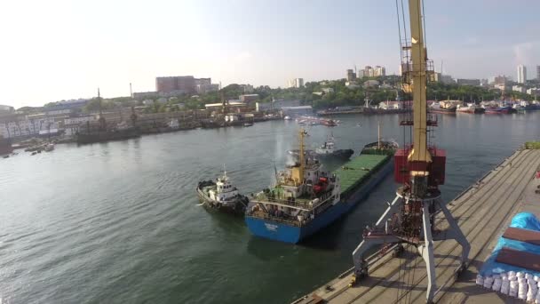 Loď opustí přístav — Stock video