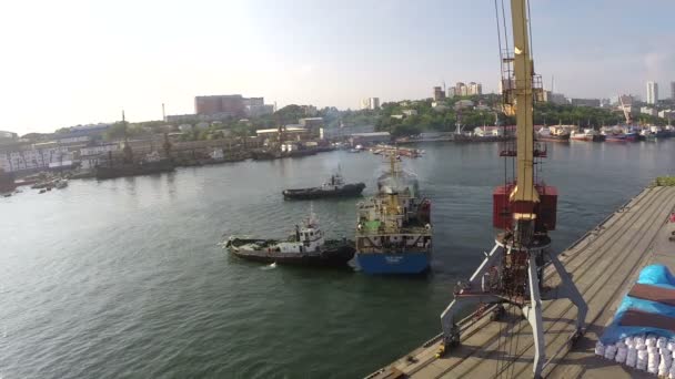 Het schip verlaat de haven. voortgezet — Stockvideo