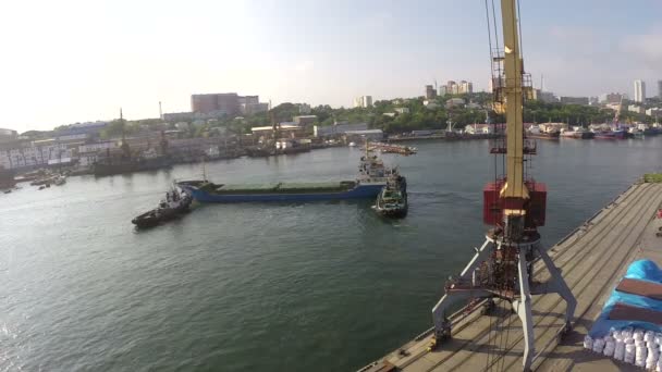 Loď opustí přístav. continued3 — Stock video