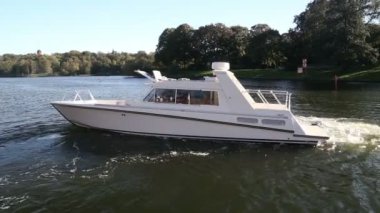 Park ve metropolde Nehri