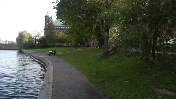 公园和河在大都市 — 图库视频影像