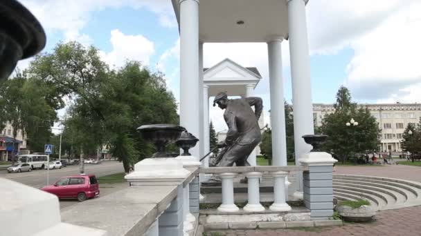 Het monument voor metaalbewerkers — Stockvideo