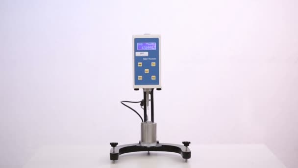 The viscometer working — Stock Video