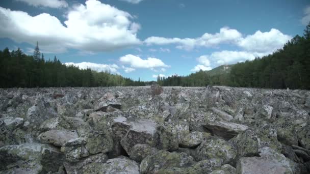 El río de piedra en los Urales — Vídeo de stock