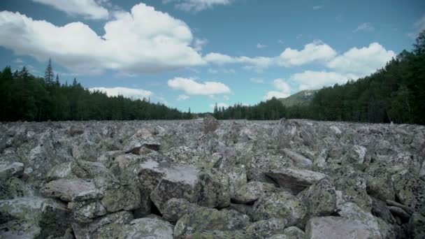 El río de piedra en los Urales — Vídeo de stock