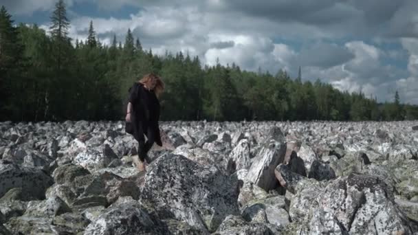 Дівчина йде по скелях — стокове відео