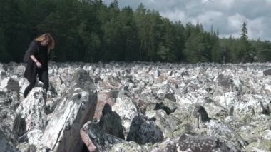 Kız buzlu yoga yapar