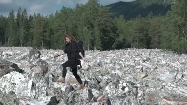 Meisje doet yoga op de rotsen — Stockvideo