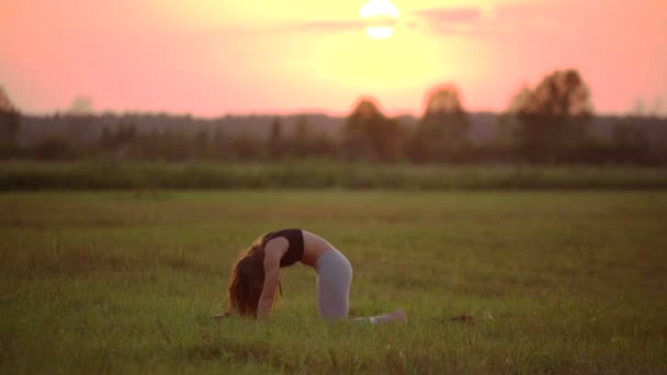 Girl does yoga — Stock Video