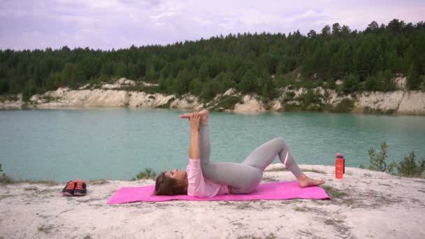 Flickan gör yoga — Stockvideo
